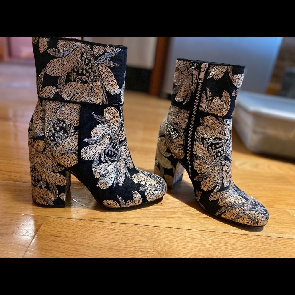 Beautiful Steve Madden golden embroidered booties!